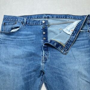 Levis 501 Jeans Mens 44x32 Blue Button Fly Denim Relaxed Straight Medium Wash